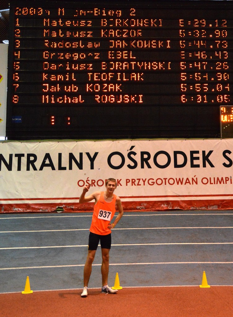 Mateusz Borkowski po ustanowieniu rekordu Polski juniorów młodszych w biegu na 2000 m w styczniu 2014 r. Źródło: LKB Rudnik
