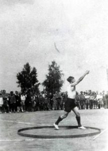 Jerzy Rożek rzuca dyskiem podczas mistrzostw skarżyskich szkół w 1948 r.